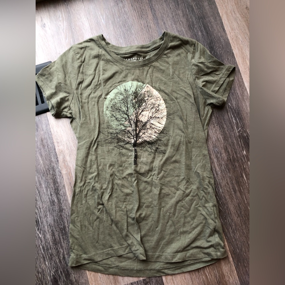 Aeropostale Women’s Olive Green Graphic Tee Size Medium